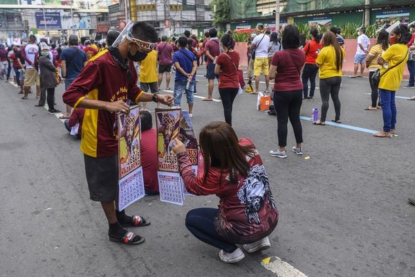 Cientos de miles de fieles se congregan en Filipinas ante estatua del Nazareno Negro - Mundo - ABC Color