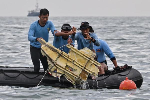 Indonesia localiza los restos del avión que se estrelló en el mar de Java