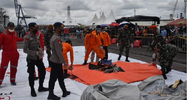 Hallaron las dos cajas negras del avión indonesio que cayó al mar