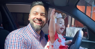 David Mussi enseña a su pequeña a conducir