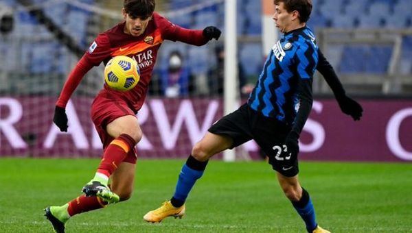Roma e Inter empatan en el clásico y benefician al líder Milan