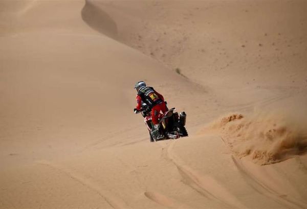 El chileno Cornejo lidera clasificación de motos del Dakar tras ser segundo en la etapa