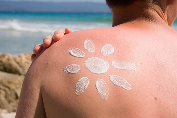 HOY / Exposición al sol y riesgo de cáncer: signos de alarma en manchas y lunares