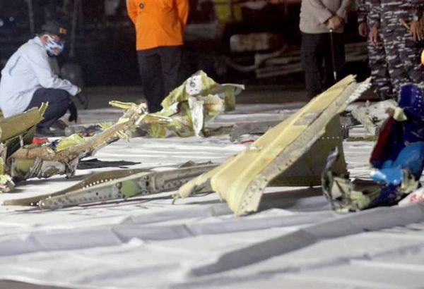 Localizadas las cajas negras del Boeing que se estrelló en Indonesia