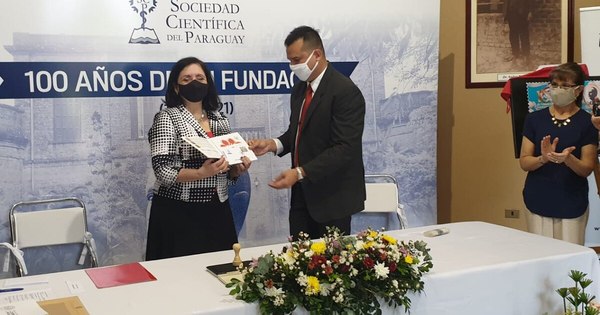 La Nación / Presentaron las estampillas del centenario de la Sociedad Científica