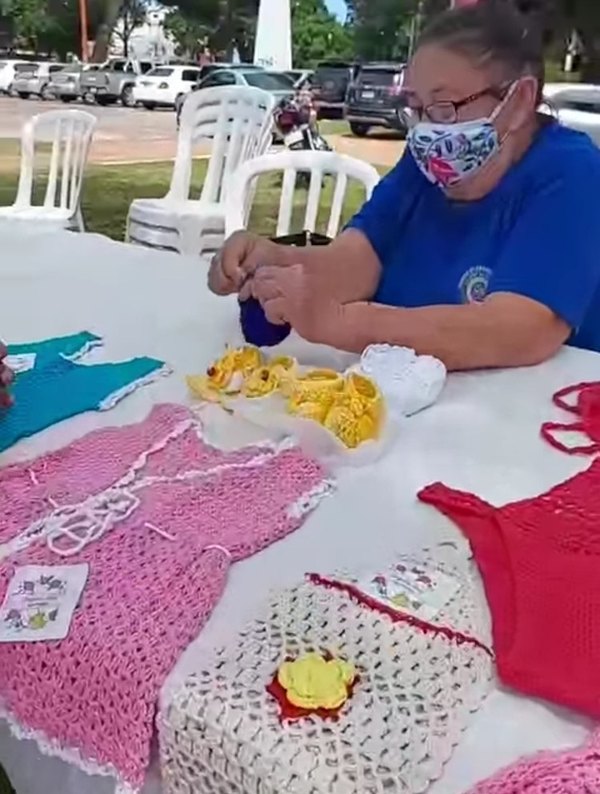 Crónica / Abue tiene exitazo con los ¡biquinis en croché!