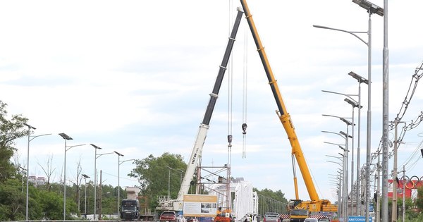 La Nación / Ayer cerraron Autopista por montaje de pasarela