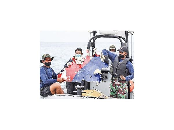 Hallan restos humanos y cajas negras de avión indonesio