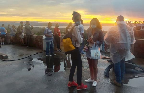 Mucha gente en San Ber a pesar de inclemencia del tiempo y restricciones - Nacionales - ABC Color