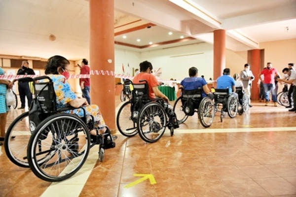 Itaipu inició entrega de sillas de ruedas y equipos de apoyo en Alto Paraná | .::Agencia IP::.