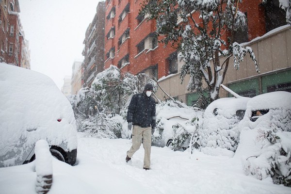 Madrid permanece paralizada tras la histórica nevada | .::Agencia IP::.