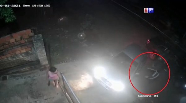 Interceptan y roban automóvil a hombre frente a su casa | Noticias Paraguay