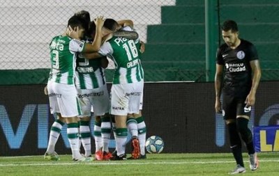 Banfield aplastó a San Lorenzo de los hermanos Romero