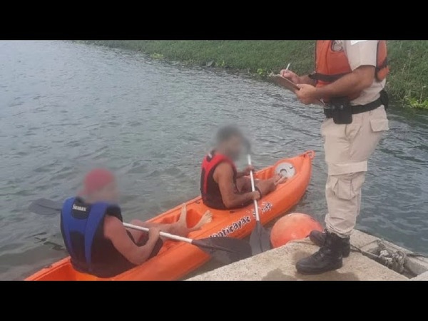 PREFECTURA ARGENTINA RESCATA A DOS KAYAKISTAS PARAGUAYOS