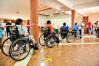 Itaipu inició entrega de sillas de ruedas y equipos de apoyo en Alto Paraná