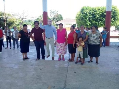 Alcalde mexicano envía figura de sí mismo para eventos donde no puede participar