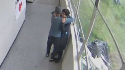 Un maestro evitó un tiroteo y abrazó al agresor