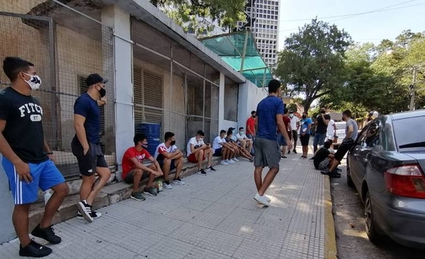 HOY / Jugadores del ascenso protestan ante el Ministerio de Salud