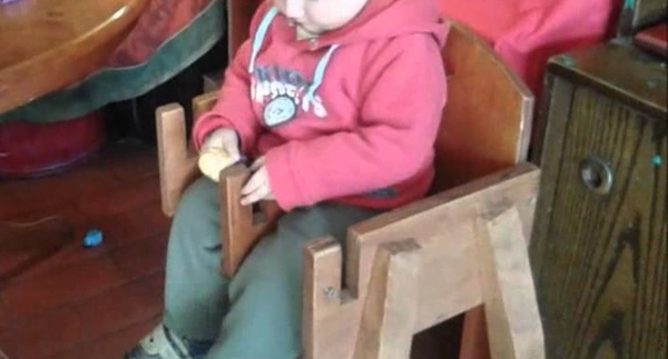 Niño de 2 años muere al caer de una sillita de madera - Noticiero Paraguay
