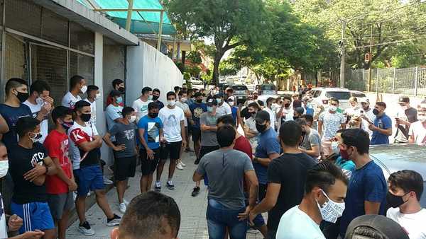 Futbolistas de Intermedia y Ascenso de la APF piden volver a las canchas - Megacadena — Últimas Noticias de Paraguay