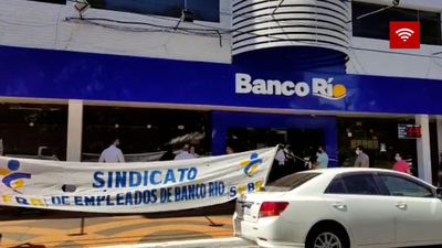 MANIFESTACIÓN DE FUNCIONARIOS DEL BANCO RÍO, NO LOS DEJARON ENTRAR A TRABAJAR.