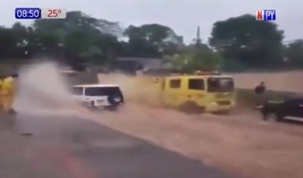 Conductor empapa a bomberos y termina de la peor manera