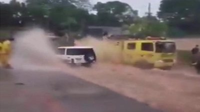 Cruzó raudal, mojó bomberos y se descompuso su camioneta | Noticias Paraguay