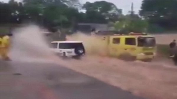 Cruzó raudal, mojó bomberos y se descompuso su camioneta | Noticias Paraguay