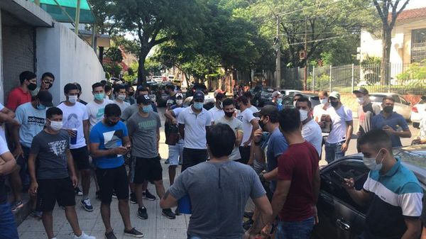 Futbolistas del ascenso bloquean avenida en protesta frente a sede de Salud para exigir reanudación de actividades - Nacionales - ABC Color
