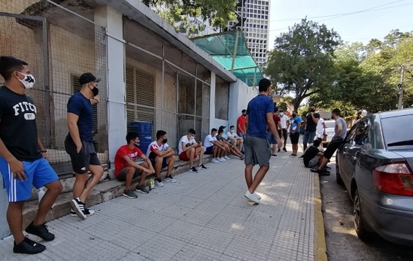 Futbolistas de Intermedia se manifiestan y piden jugar