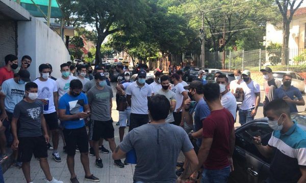 Futbolistas del Ascenso protestan frente al Ministerio de Salud