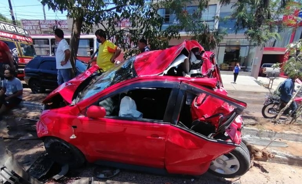HOY / Múltiple choque: tractocamión pierde control y se lleva 8 vehículos a su paso