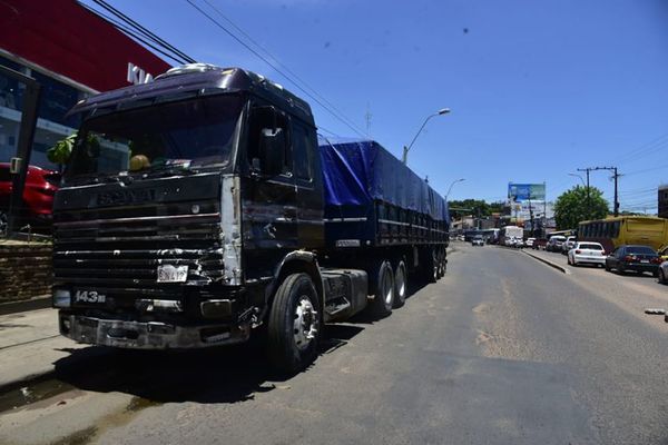 PMT: Camión que ocasionó el choque múltiple perdió los frenos - Nacionales - ABC Color