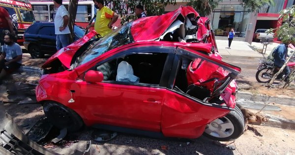 La Nación / Camión de cargas perdió sus frenos y embistió a 8 vehículos