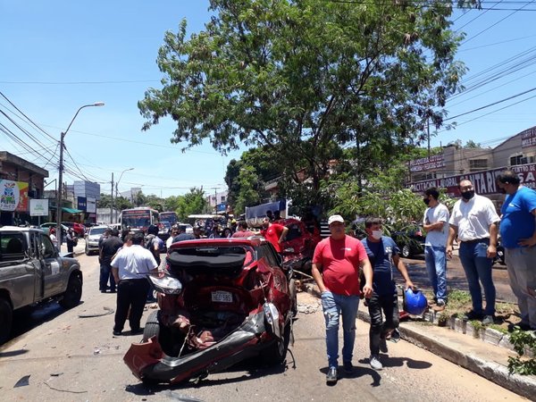 Camión se lleva por delante varios vehículos en Asunción