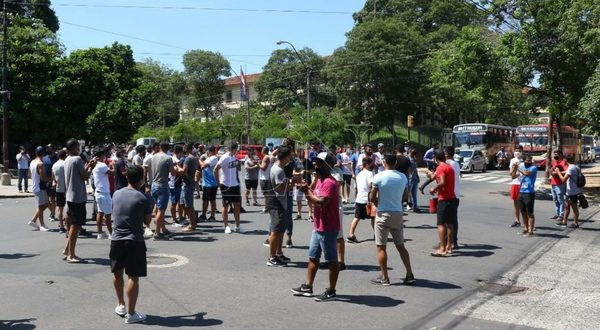 Jugadores del ascenso se manifiestan frente la Ministerio de Salud