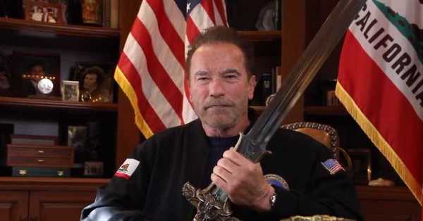 El duro mensaje de Arnold Schwarzenegger a Trump empuñando la espada de ‘Conan’ - C9N
