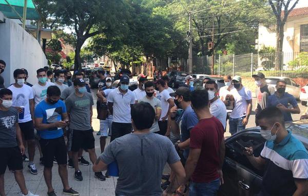 Jugadores de ascenso se manifestaron frente a Salud