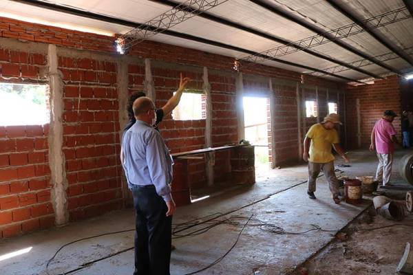 INTENDENTE GURA VERIFICÓ OBRAS DEL TALLER DE COSTURA.