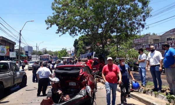 Camión pierde control y destruye 8 vehículos por el camino