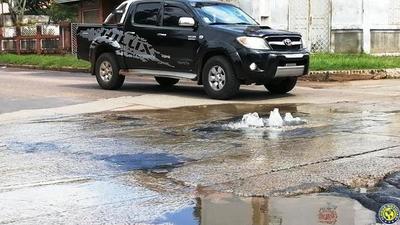 Ciclista casi muere desnucado al caer a un bache en Luque •