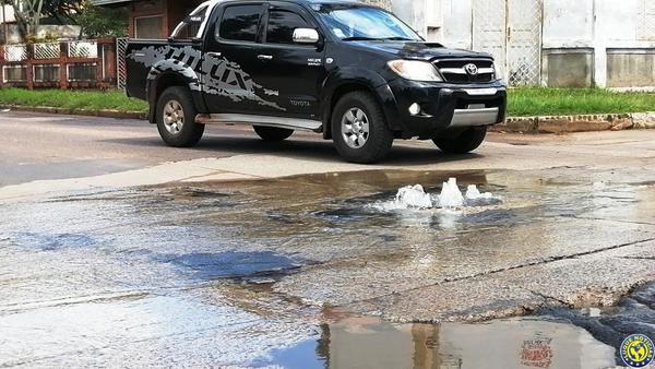 Ciclista casi muere desnucado al caer a un bache en Luque •