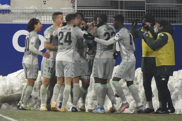 Espectacular gol de 'palomita' de Sanabria en triunfo del Real Betis
