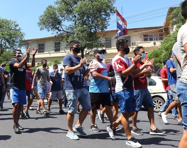 Crónica / “QUIEN NO LLORA, NO MAMA ES LA CONSIGNA DEL ASCENSO