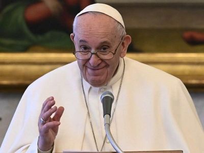 Papa autoriza a mujeres a dar comunión y leer en el altar