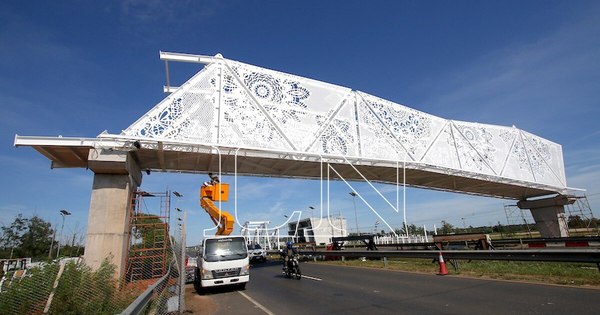 La Nación / Serios cuestionamientos al millonario puente peatonal