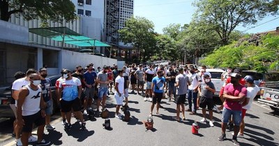 La Nación / Claman entrar a la cancha y competir