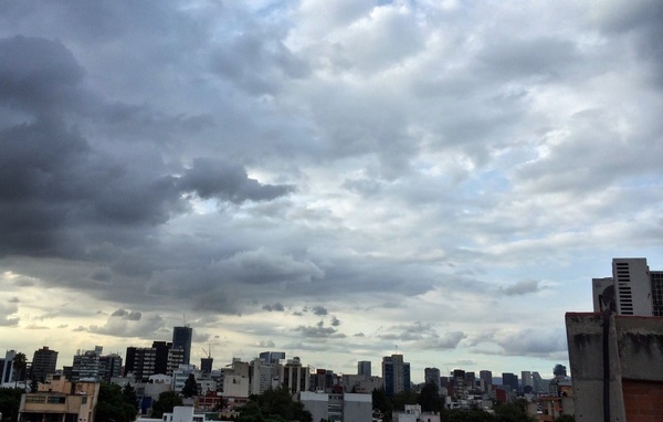 Martes caluroso, con lluvias y tormentas, anuncia Meteorología