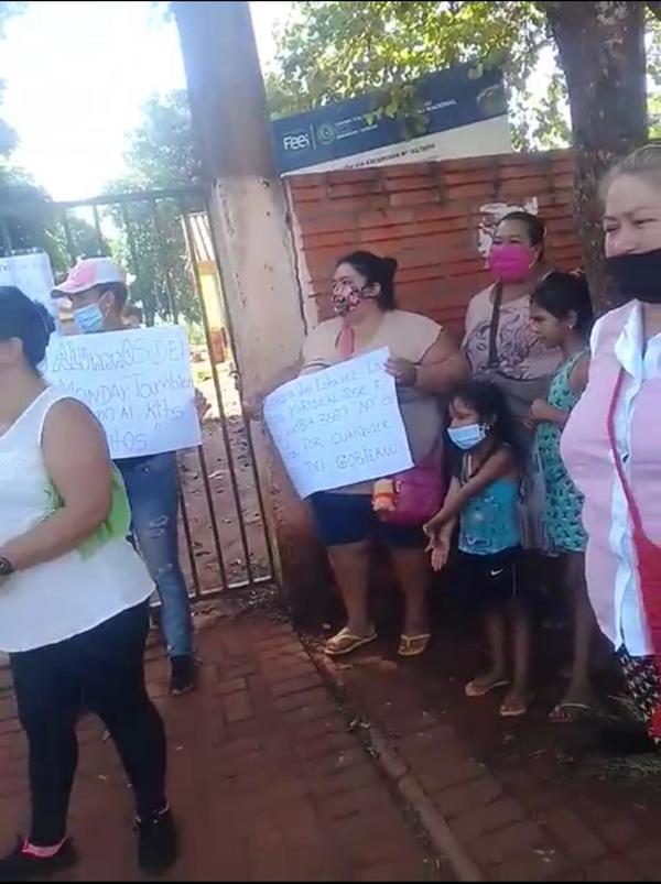 Padres de familia franqueños claman por cestas básicas para humilde escuela