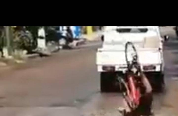 HOY / Bache mortal: ciclista casi muere desnucado en Luque
